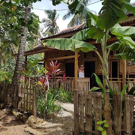 Red Island Bungalows Pasanggaran Экстерьер фото