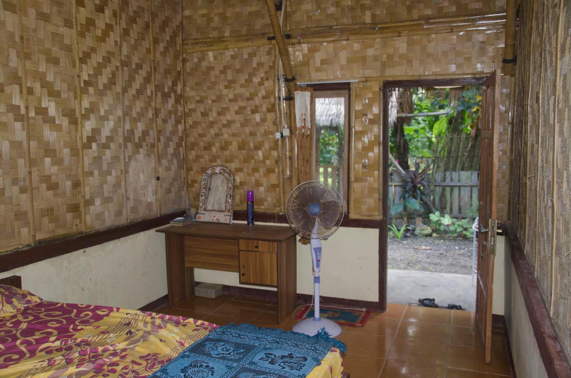 Red Island Bungalows Pasanggaran Экстерьер фото