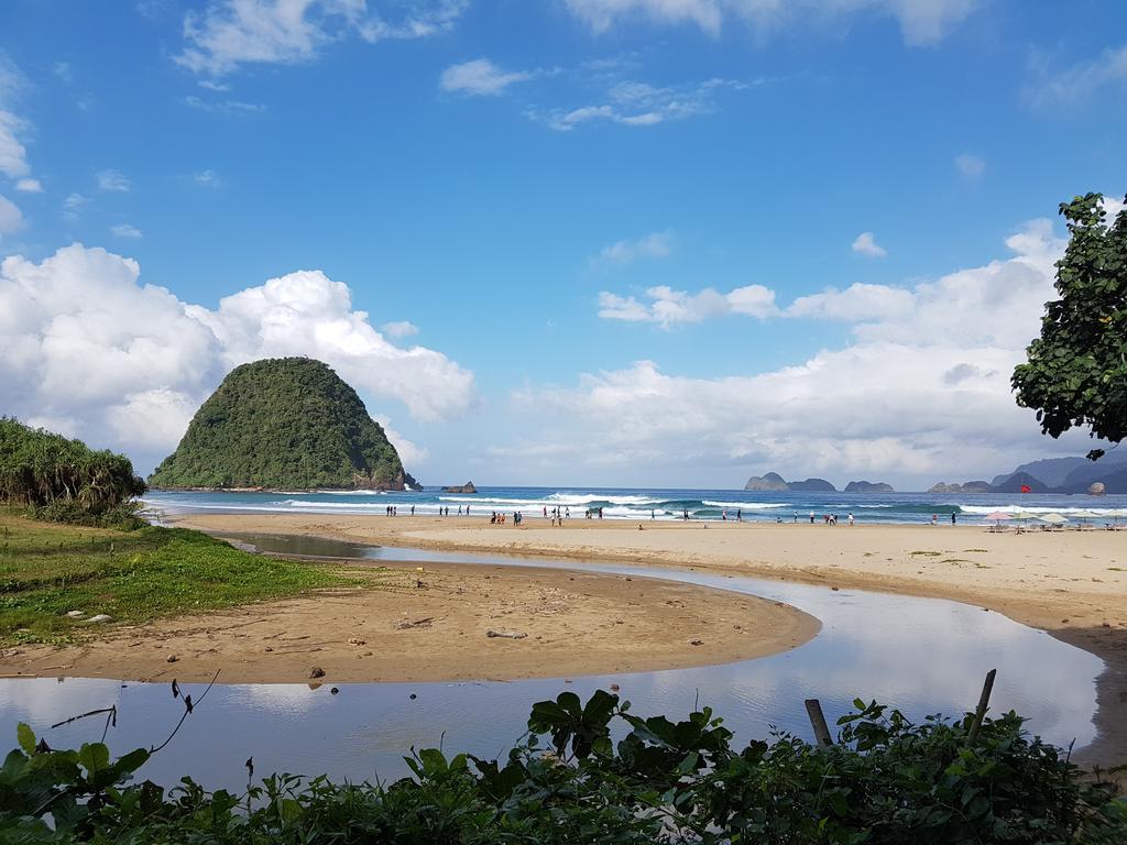 Red Island Bungalows Pasanggaran Экстерьер фото