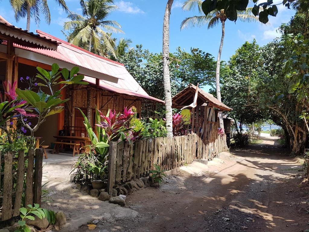Red Island Bungalows Pasanggaran Экстерьер фото